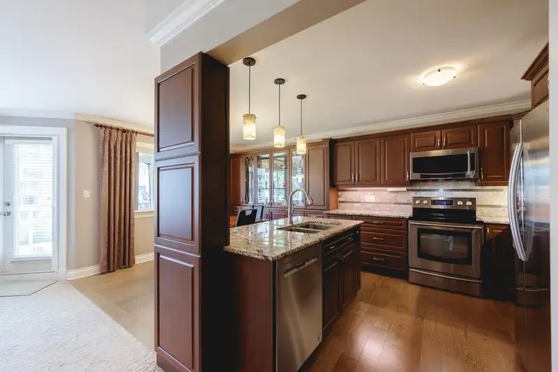 210 13959 16 AVENUE - photo 2 of 39