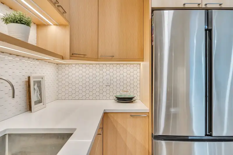 14842 BEACHVIEW AVENUE - photo 4 of 33