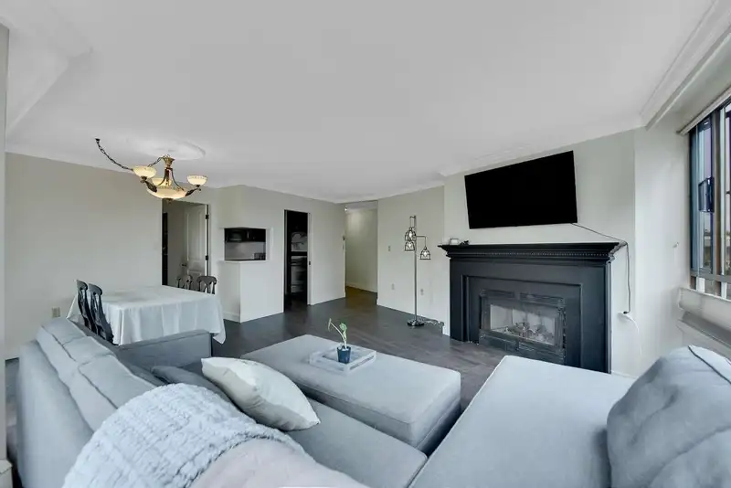 309 15111 RUSSELL AVENUE - photo 3 of 34