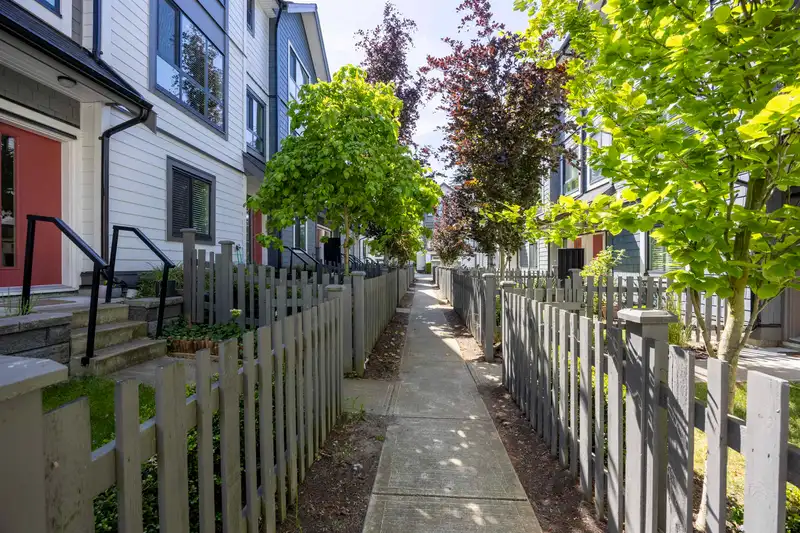 13 16760 25 AVENUE - photo 3 of 27