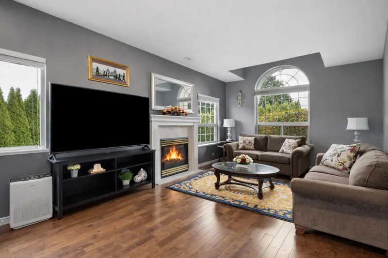 16583 10 AVENUE - photo 2 of 23