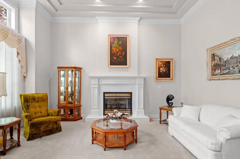 13749 21 AVENUE - photo 4 of 40