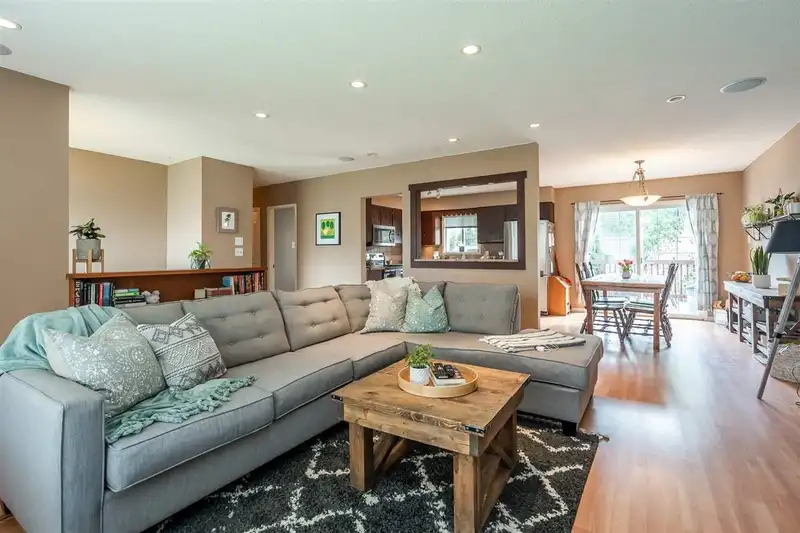 15730 RUSSELL AVENUE - photo 4 of 31