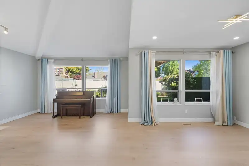 118 15121 19 AVENUE - photo 2 of 34