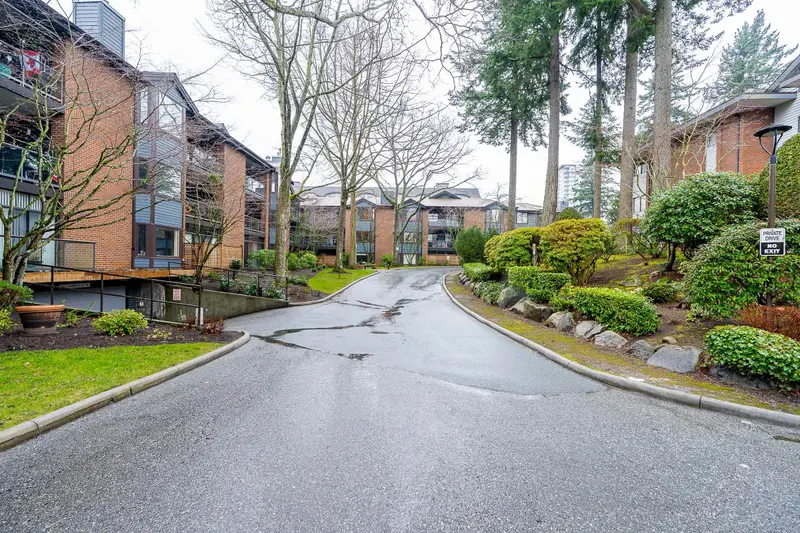 312 15300 17 AVENUE - photo 1 of 25