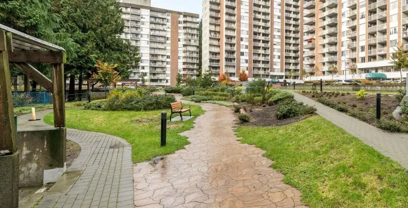 202 2012 FULLERTON AVENUE - photo 4 of 16