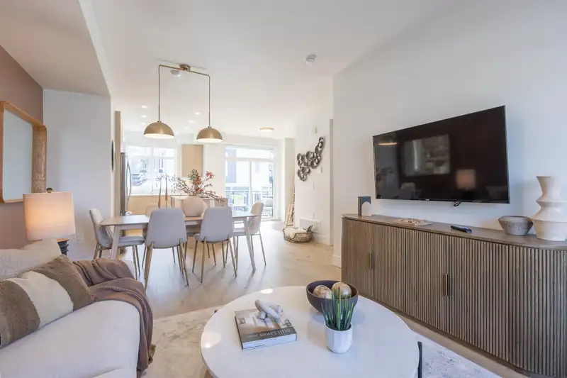 11 16325 21 AVENUE - photo 2 of 27