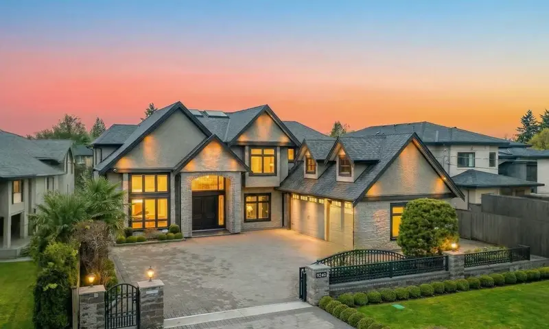 9240 CHAPMOND CRESCENT - photo 1 of 25