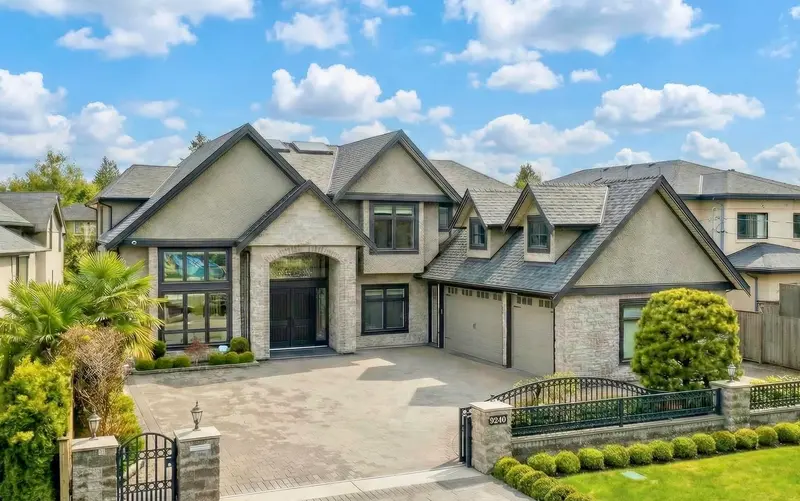 9240 CHAPMOND CRESCENT - photo 2 of 25