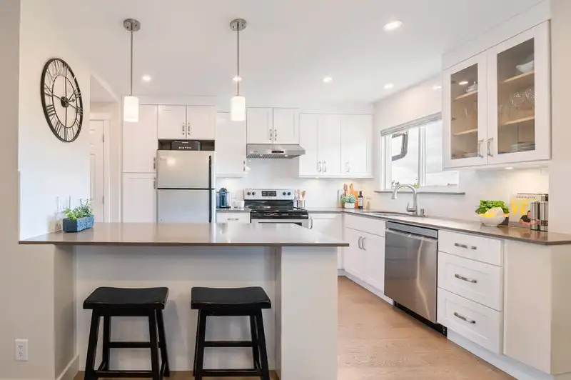 305 1390 MARTIN STREET - photo 1 of 30