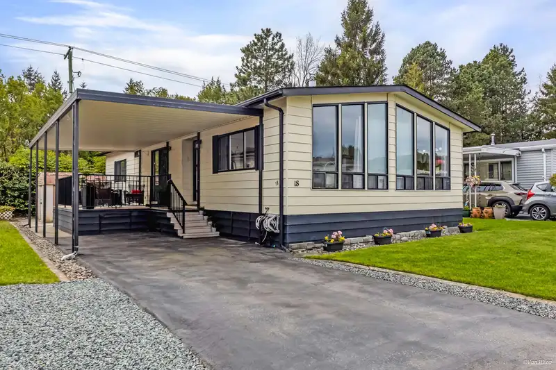 18 2120 KING GEORGE BOULEVARD - photo 1 of 29