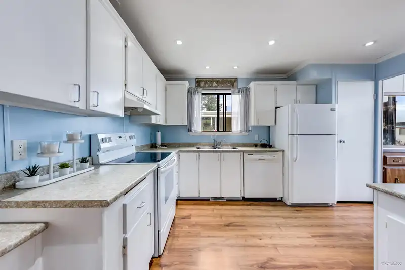 18 2120 KING GEORGE BOULEVARD - photo 3 of 29