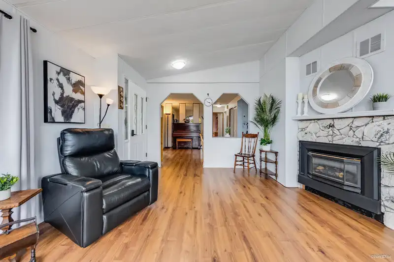 18 2120 KING GEORGE BOULEVARD - photo 4 of 29