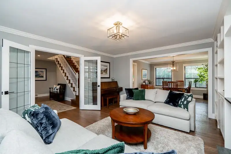 13416 17 AVENUE - photo 3 of 27