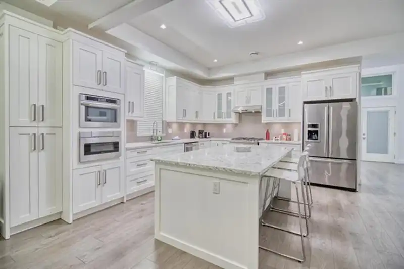1892 KING GEORGE BOULEVARD - photo 4 of 11