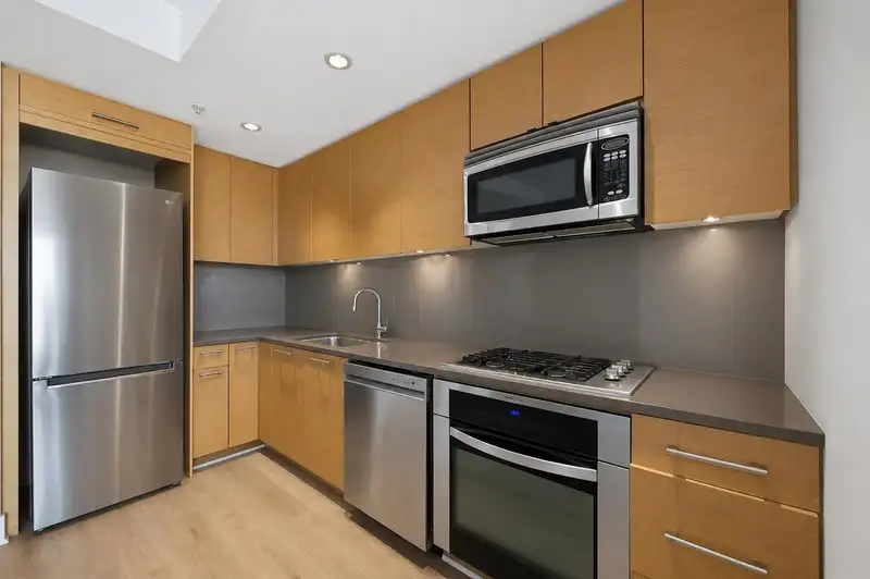 505 15152 RUSSELL AVENUE - photo 4 of 20