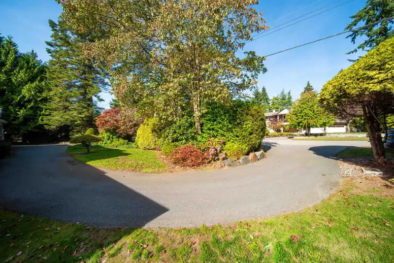 13756 18 AVENUE - photo 3 of 40
