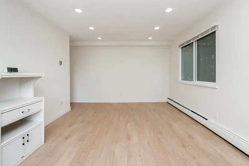 108 1444 MARTIN STREET - photo 4 of 34