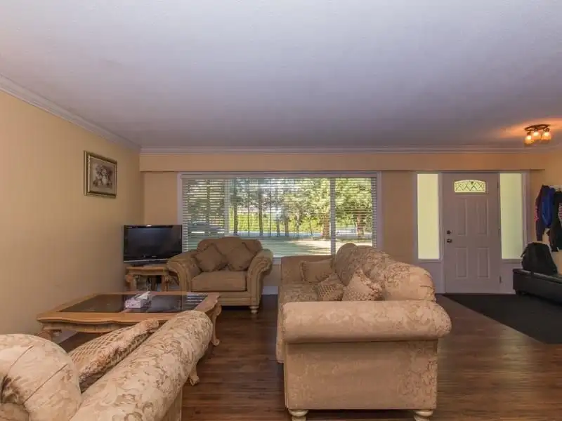 17242 24 AVENUE - photo 2 of 8