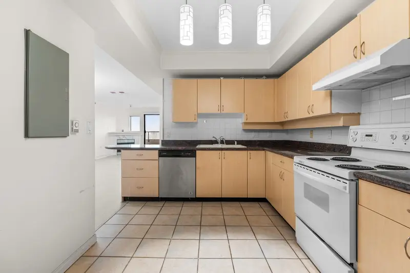 1605 6611 COONEY ROAD - photo 4 of 24