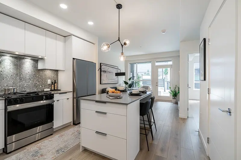 426 7936 206 STREET - photo 3 of 22