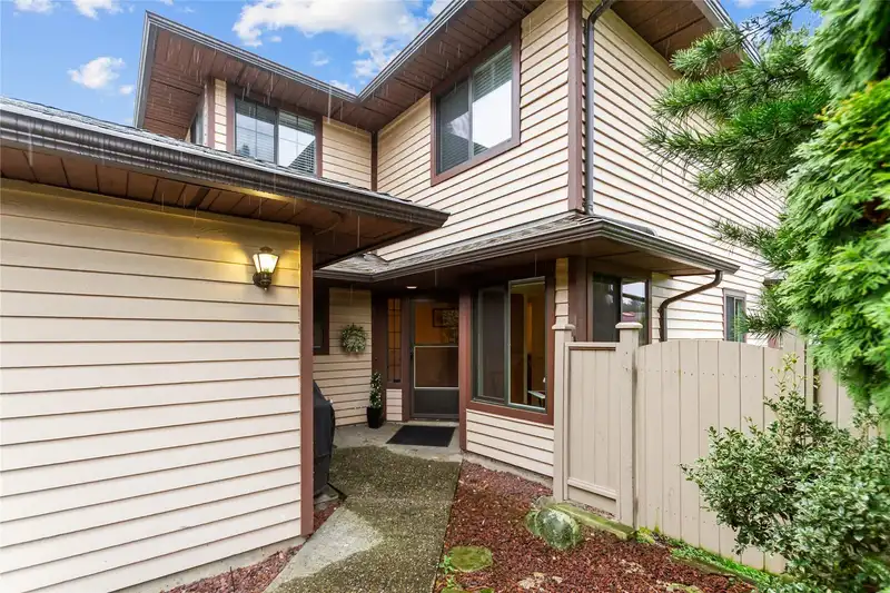 1 15140 20 AVENUE - photo 2 of 28