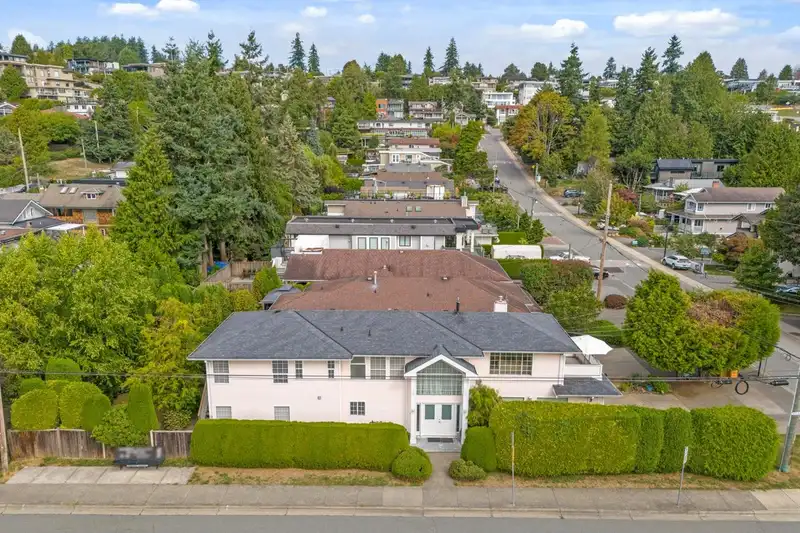 907 MAPLE STREET - photo 4 of 40