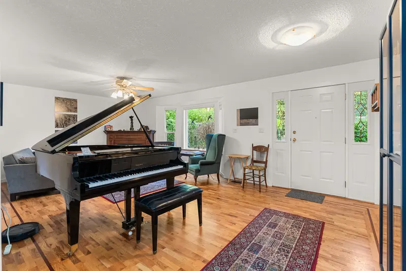 1559 PARK AVENUE - photo 4 of 25