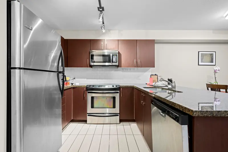 209 7337 MACPHERSON AVENUE - photo 2 of 19