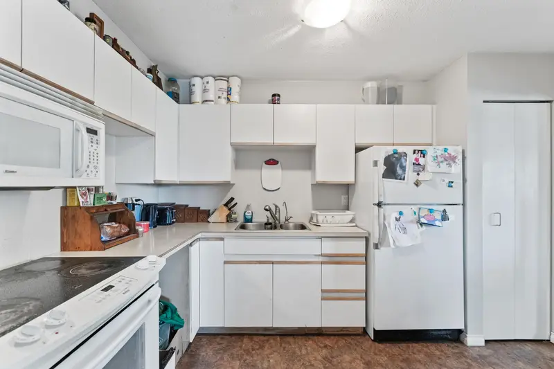 401 20561 113 AVENUE - photo 2 of 25