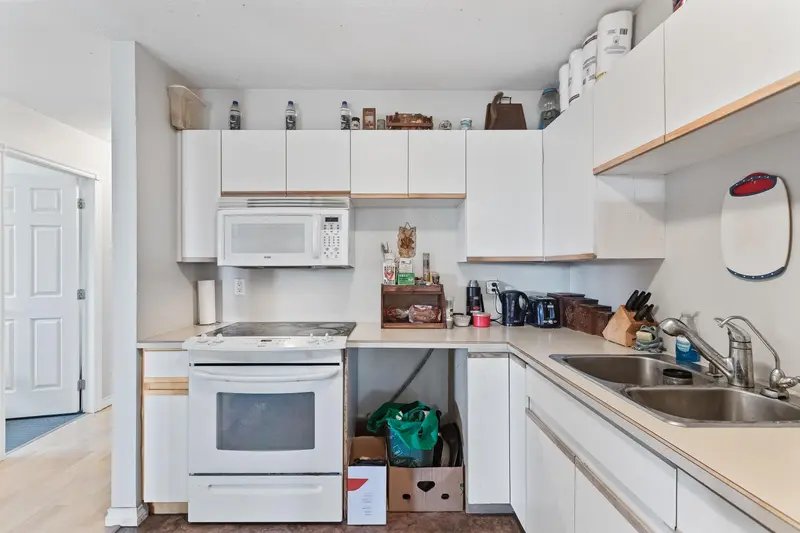 401 20561 113 AVENUE - photo 3 of 25