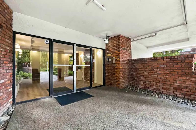 102 1322 MARTIN STREET - photo 4 of 29