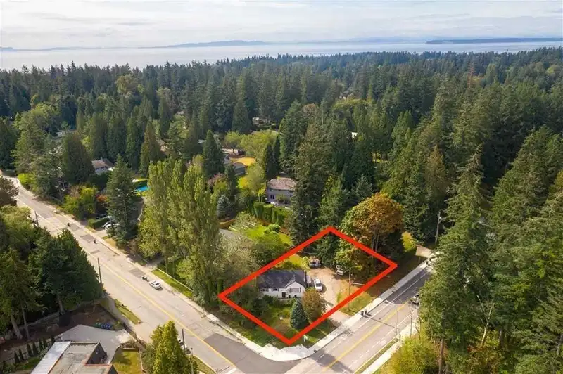 13590 20 AVENUE - photo 2 of 5
