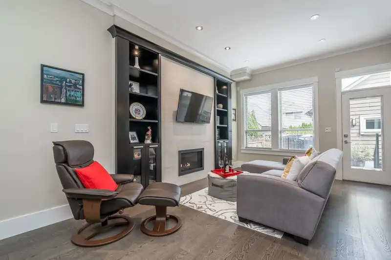 14743 32 AVENUE - photo 4 of 36