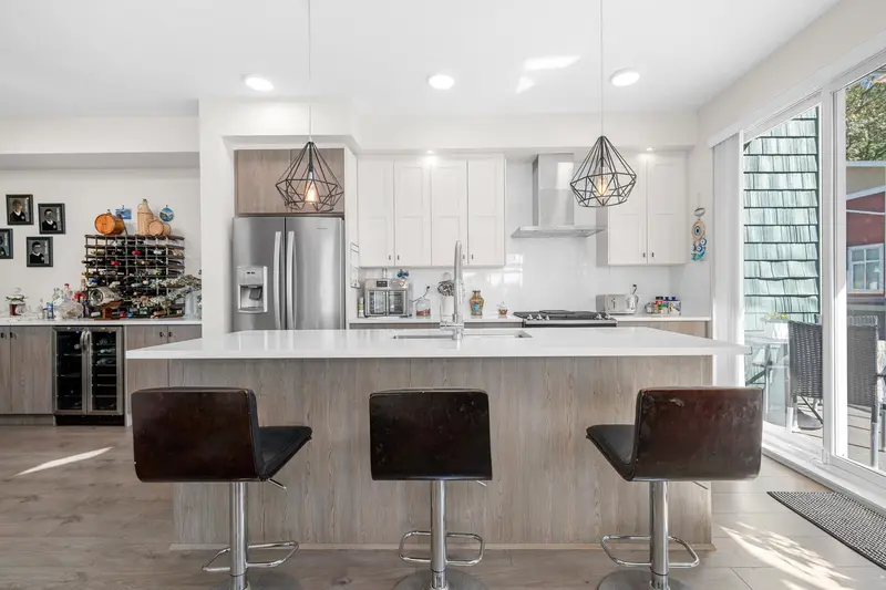 37 24108 104 AVENUE - photo 1 of 25