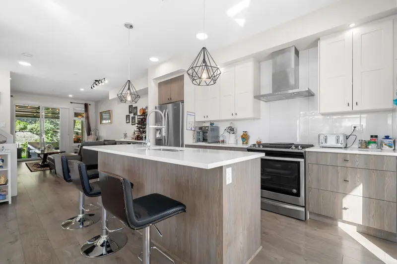 37 24108 104 AVENUE - photo 2 of 25