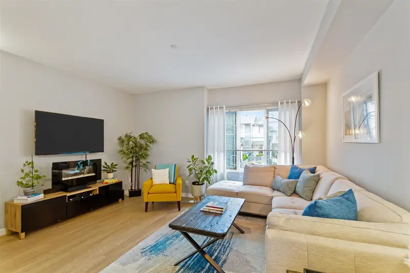 202 19451 SUTTON AVENUE - photo 3 of 25