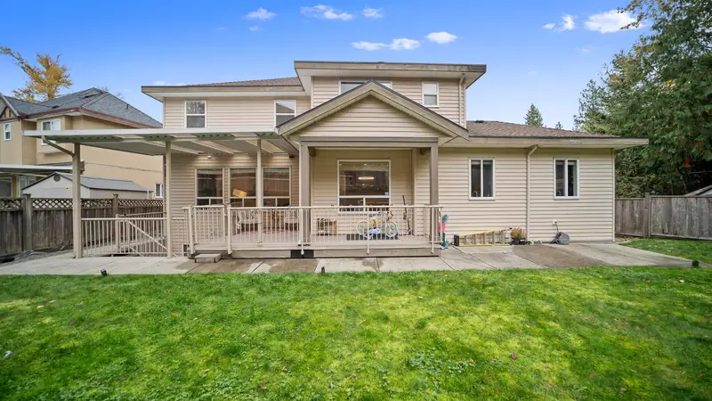 15038 70 AVENUE - photo 4 of 25