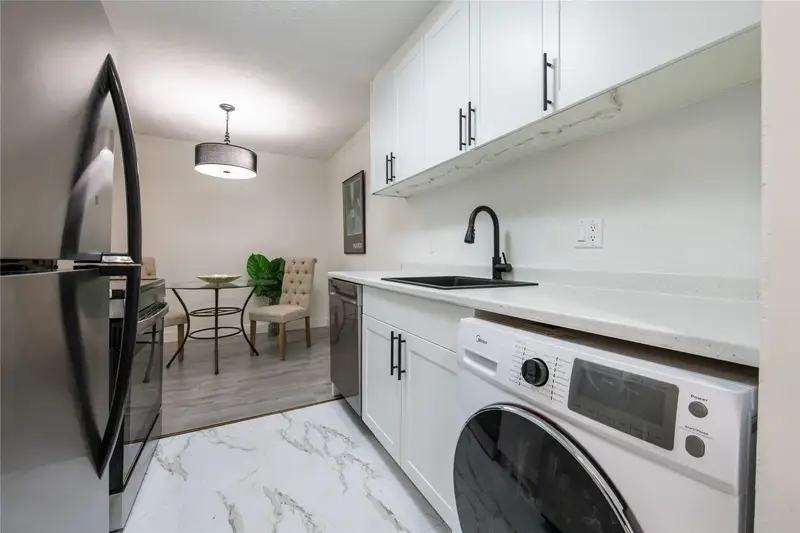 212 780 PREMIER STREET - photo 4 of 25