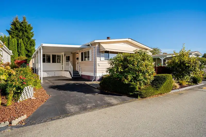 24 15875 20 AVENUE - photo 2 of 37
