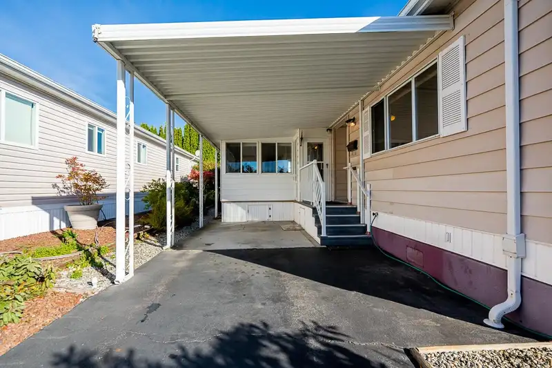 24 15875 20 AVENUE - photo 4 of 37
