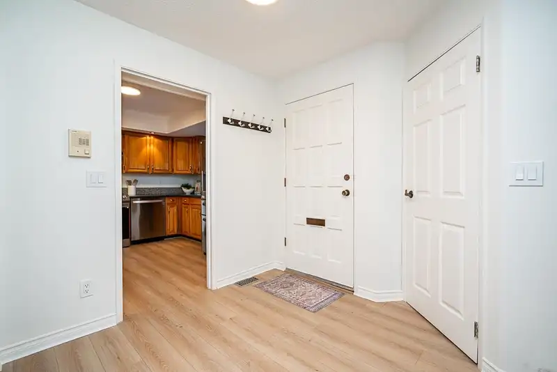 102 12747 16 AVENUE - photo 4 of 40