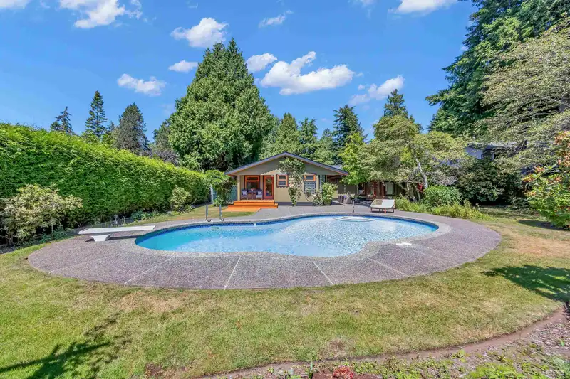12574 22 AVENUE - photo 4 of 40
