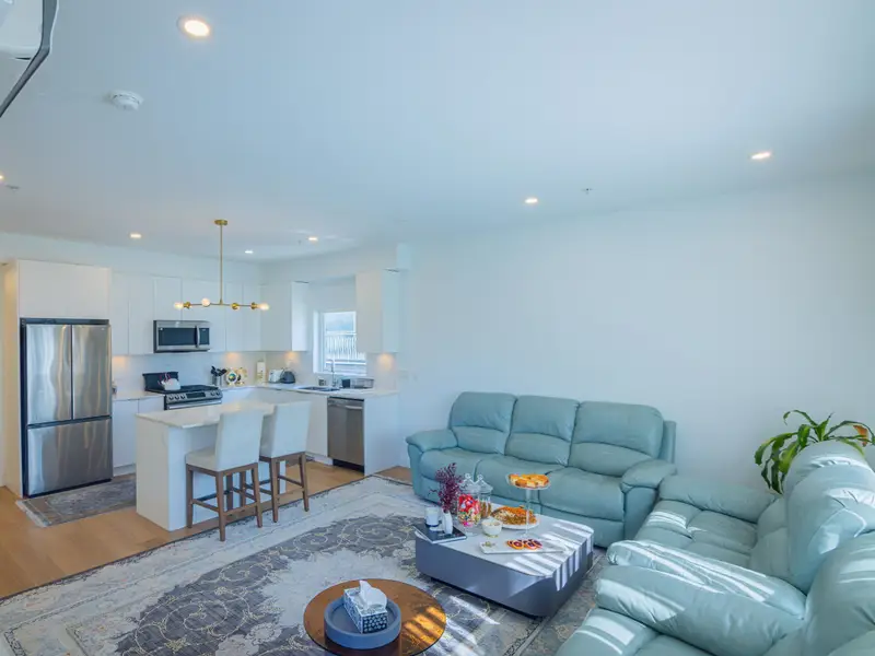 202 2331 KELLY AVENUE - photo 2 of 25