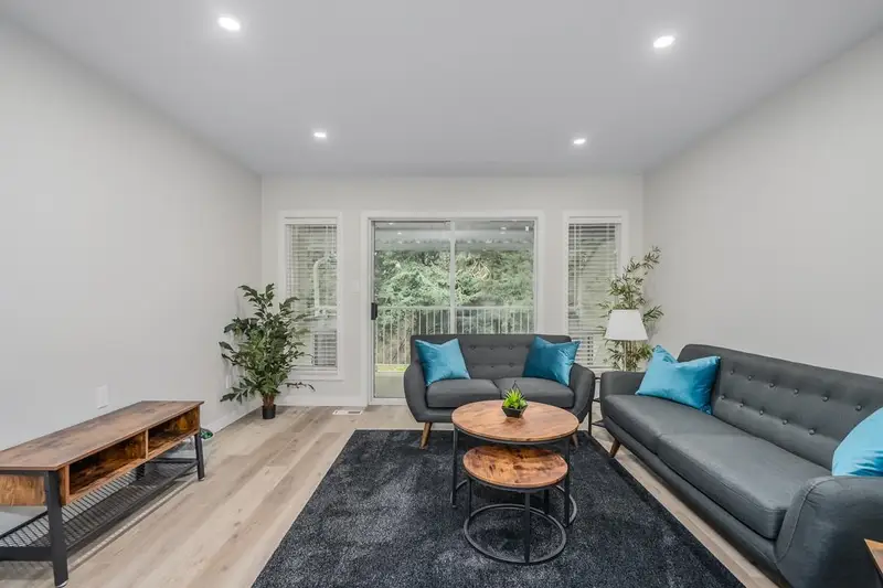 35 3055 TRAFALGAR STREET - photo 3 of 25