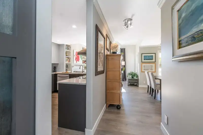 405 15325 17 AVENUE - photo 4 of 33