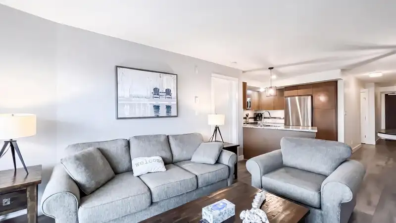 404 14955 VICTORIA AVENUE - photo 3 of 18
