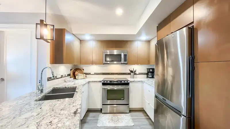 404 14955 VICTORIA AVENUE - photo 4 of 18