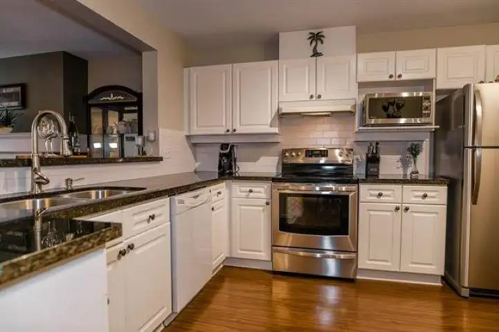 310 15185 22 AVENUE - photo 2 of 18