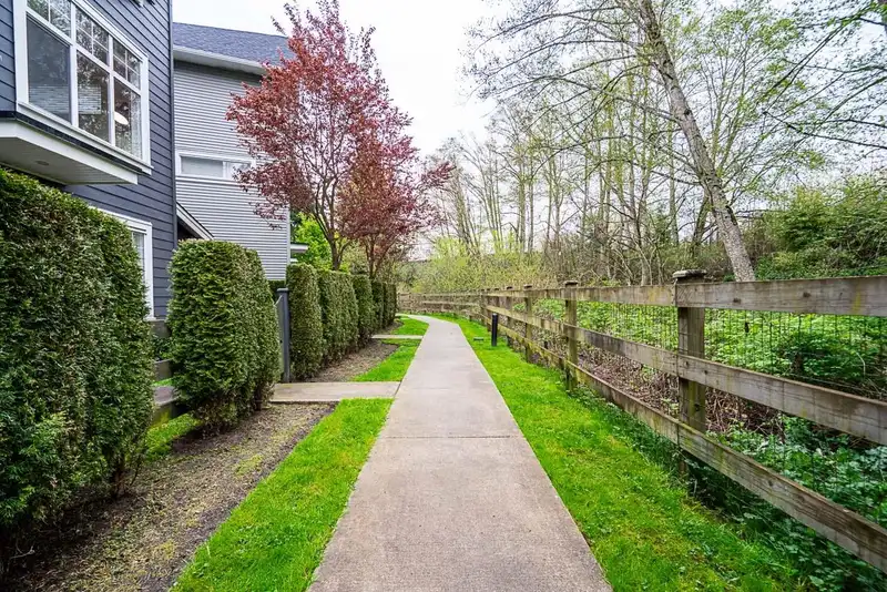 13 16337 15 AVENUE - photo 2 of 38